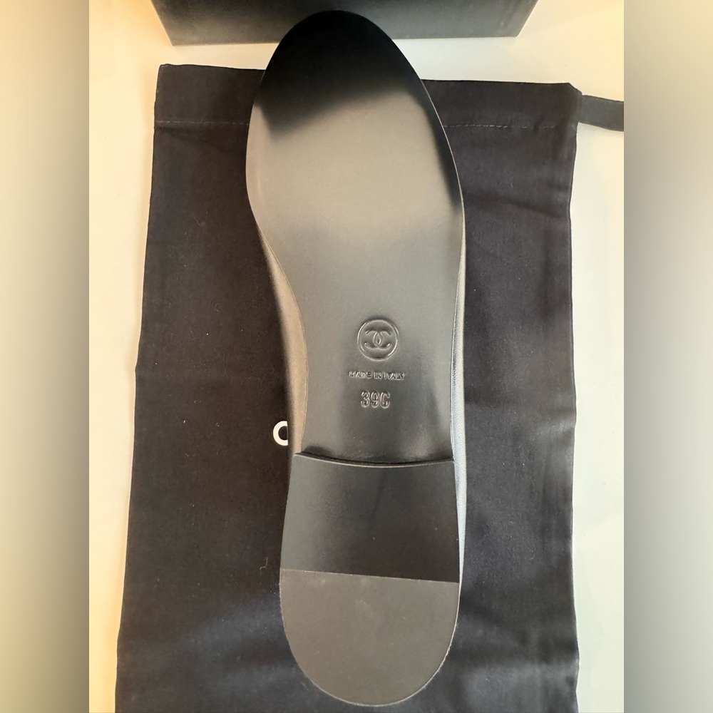 CHANEL Black Leather Ballet Flats with Bow - Picture 7 of 10